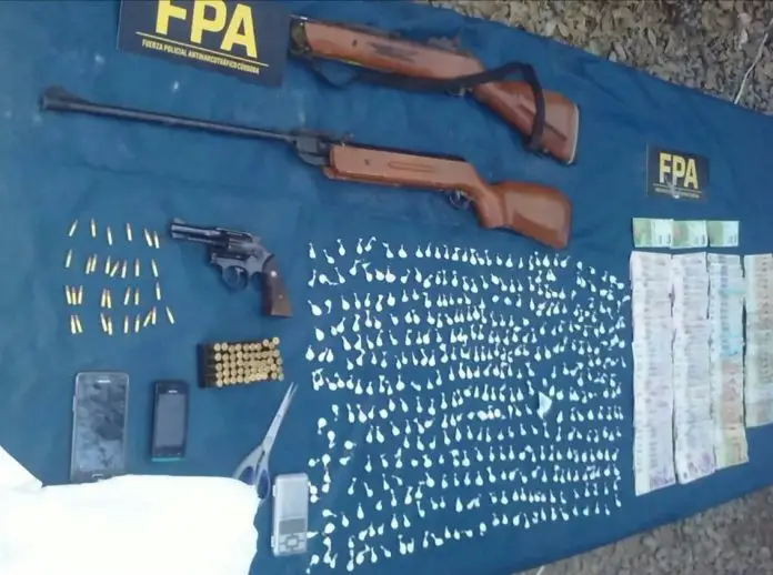 La policía exhibió los elementos secuestrados