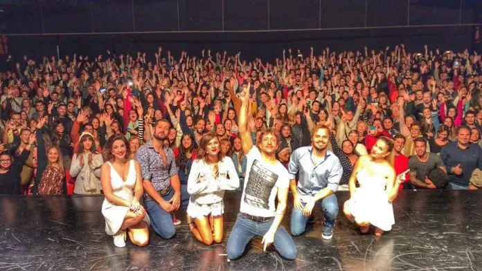 Los protagonistas se sacaron una selfie a sala llena en el Teatro del Lago