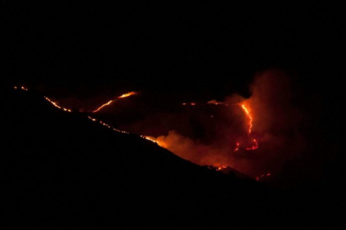 Continúa el incendio sobre la ladera de la montaña.