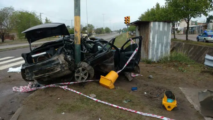 Así quedó el Voyager que impactó contra el semáforo