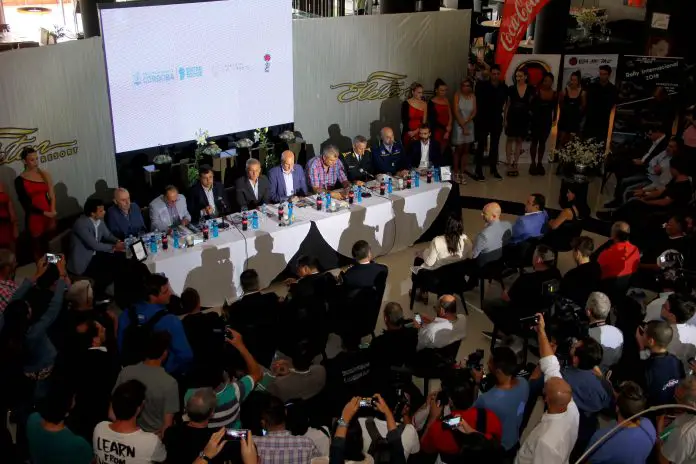 Las autoridades y los medios en la presentación en el Hotel Eleton