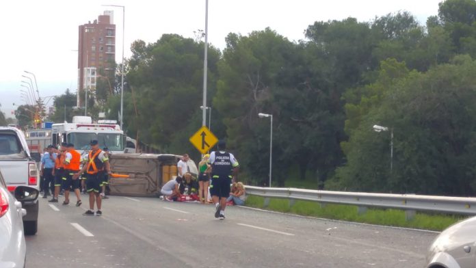 Vuelco en ingreso a Carlos Paz tapa sisi