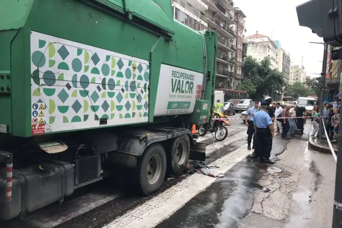 multimedia.normal.90a669d9e06fc689.6d756a6572206174726f70656c6c6164612063616d69c3b36e206465207265735f6e6f726d616c2e6a7067