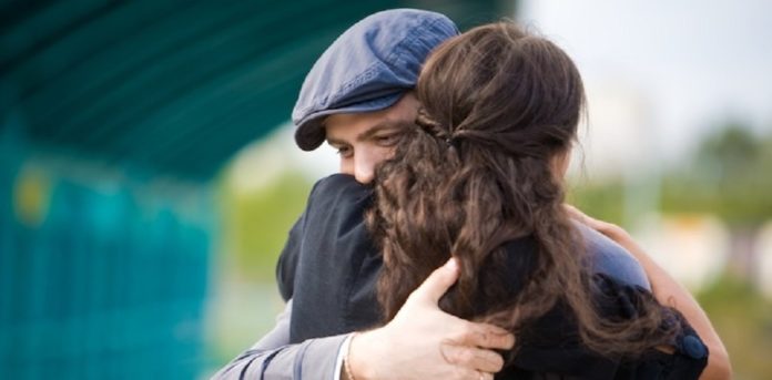 Abrazo-pareja-hombre-mujer