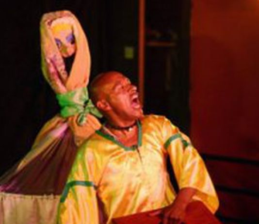 Ritmo de carnaval, cuentos y raíz: Marco Esqueche lleva su “Mamita África” a San Esteban y Charbonier