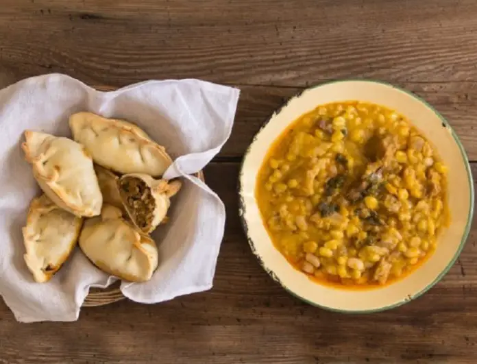 platos-locro-empanadas-comidas-tradicionales-argentinas-que-consumen-frecuencia-fiestas-nacionales_12395-1085