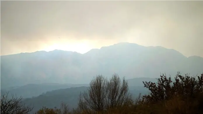 incendiocapilla El Uritorco, apenas se puede ver entre el humo.