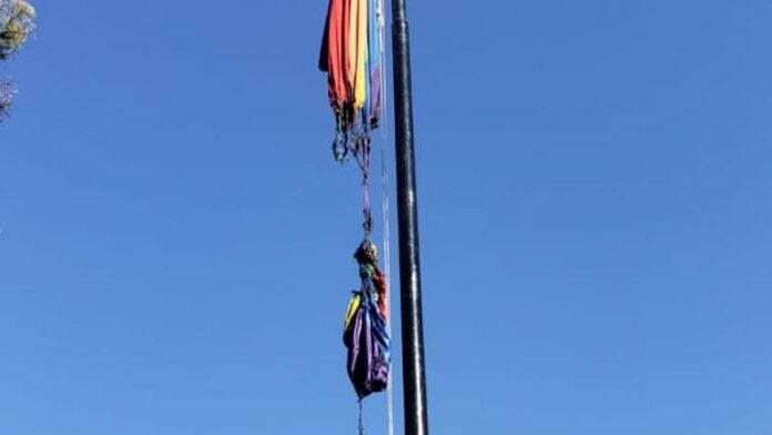 quemaron bandera lgbt