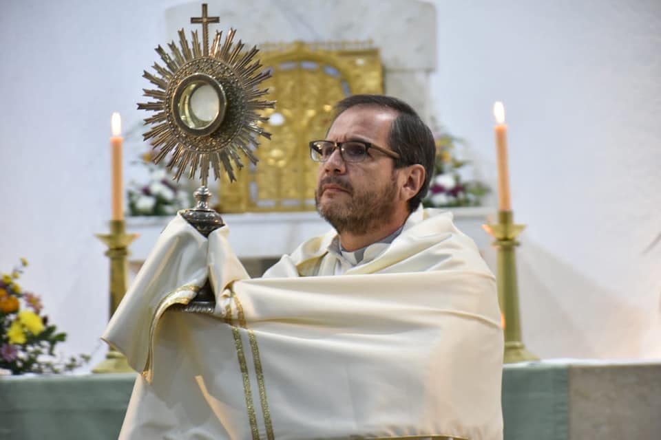 Conflicto en el IRESM: Fuerte respaldo de la comunidad de la parroquia del Carmen al padre Mario Bernabey