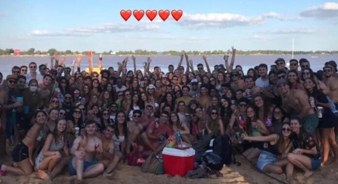 Estudiantes de Medicicina a orillas del río Paraná.