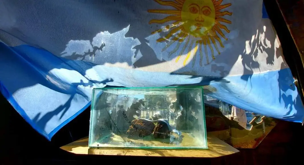 El cofre contiene tierra traída de Malvinas a Carlos Paz.