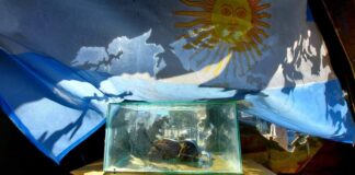 El cofre contiene tierra traída de Malvinas a Carlos Paz.