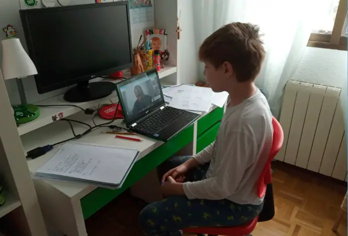 niño-estudiando-en-casa