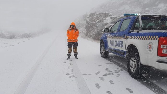 el-camino-las-altas-cumbres-permanece-cortado-nieve