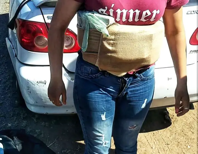 mujer con ladrilllos