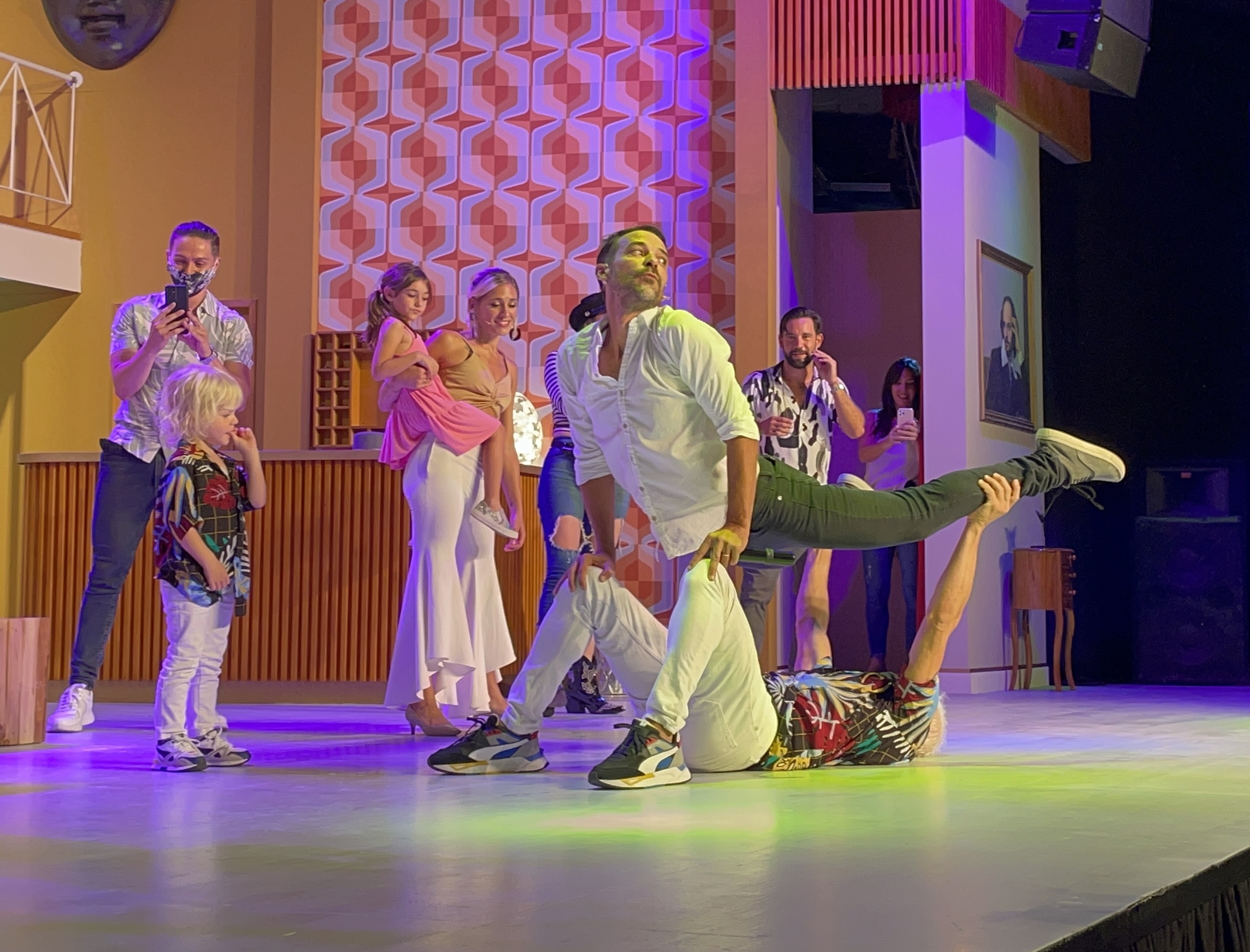 Carlos Paz: Pedro Alfonso recibió la visita de Flavio Mendoza y bailaron juntos en el escenario