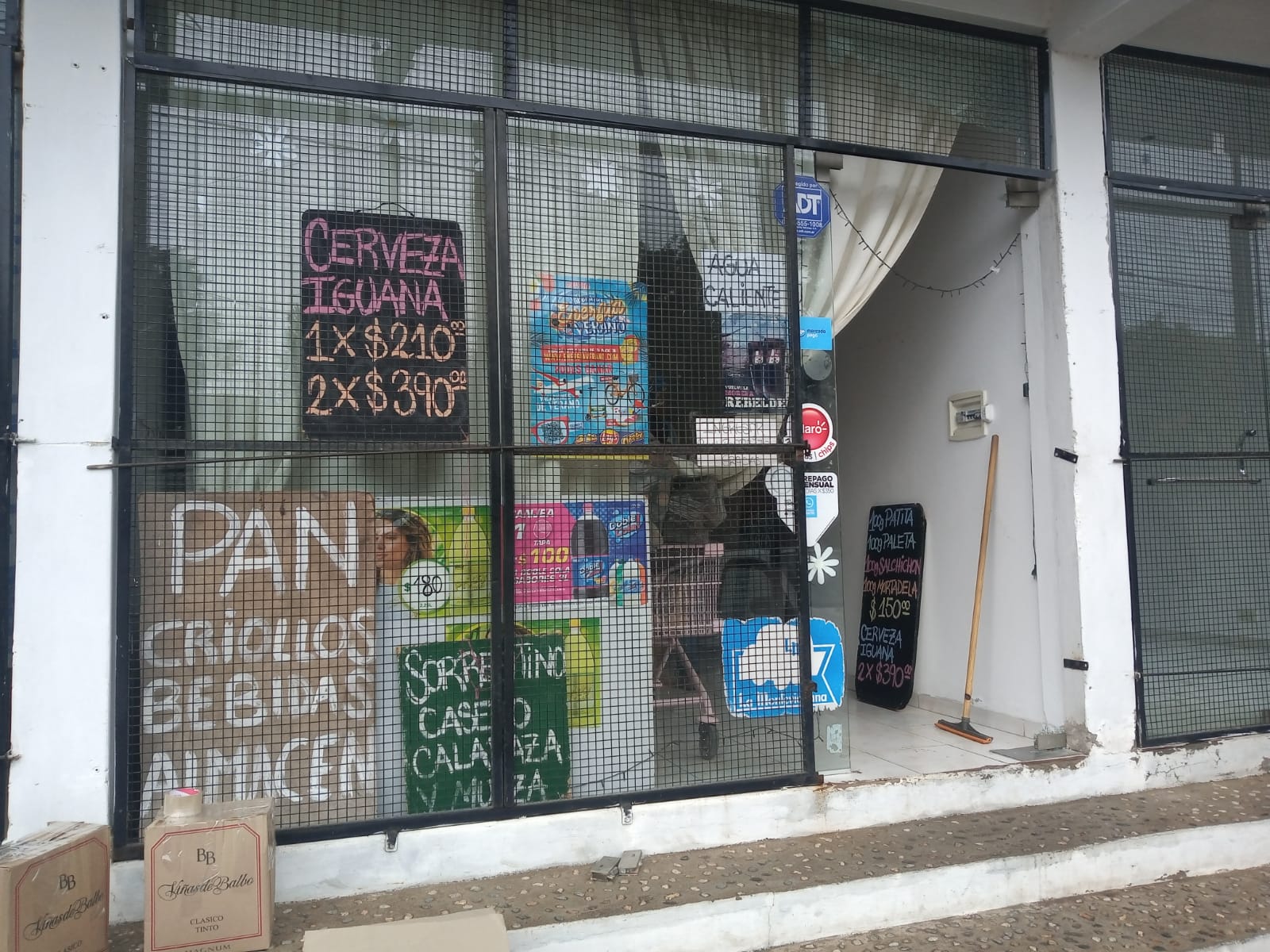 Inseguridad en Carlos Paz: Reventaron un vidrio de una despensa e ingresaron a robar  