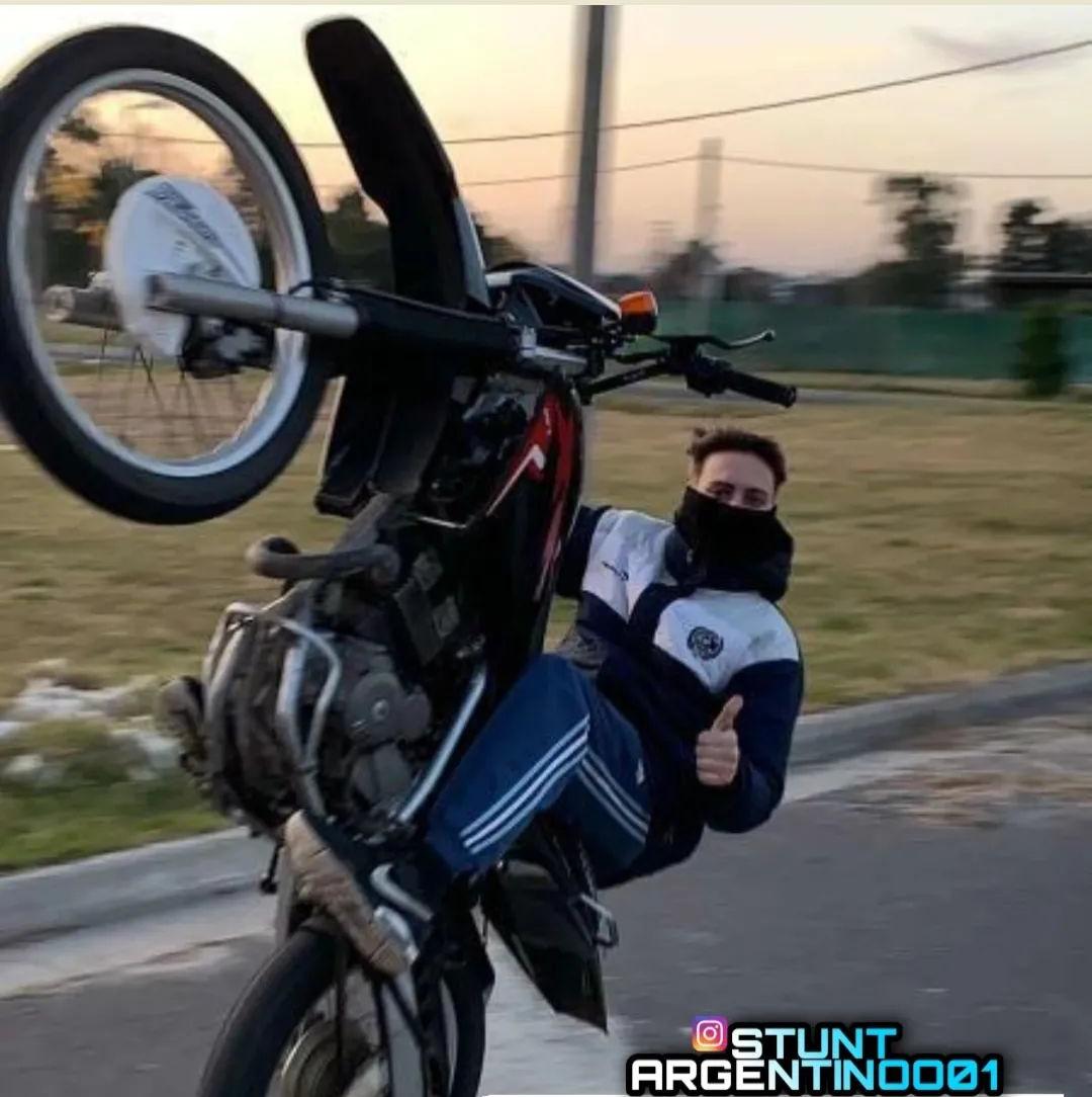 “Stunt” en las calles de Carlos Paz: La peligrosa moda de las piruetas y la velocidad en moto