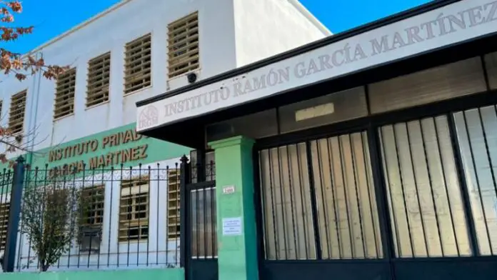 colegio cobra estadia