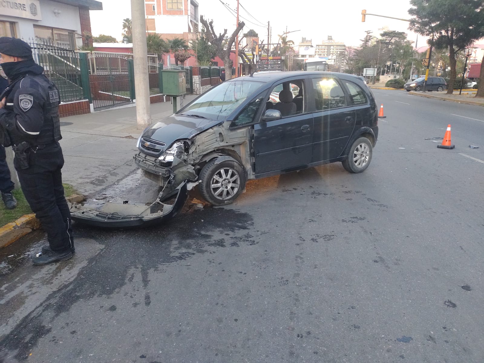 Chocaron un auto y un camión en avenida San Martín