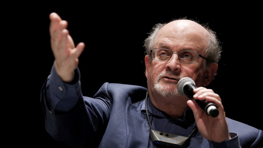 Salman Rushdie: tras el atentado, crecieron las ventas de sus libros