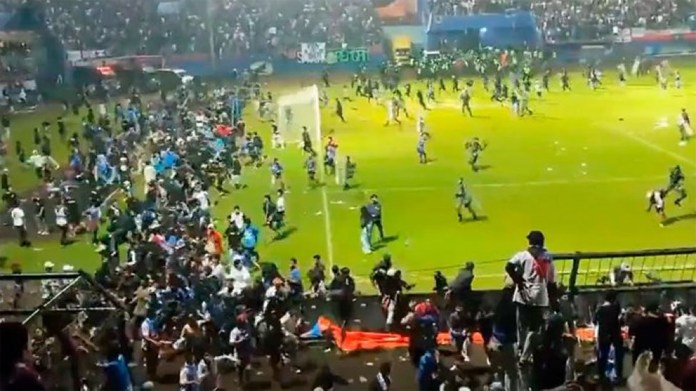 Más de un centenar de muertos tras una batalla campal en el fútbol de Indonesia
