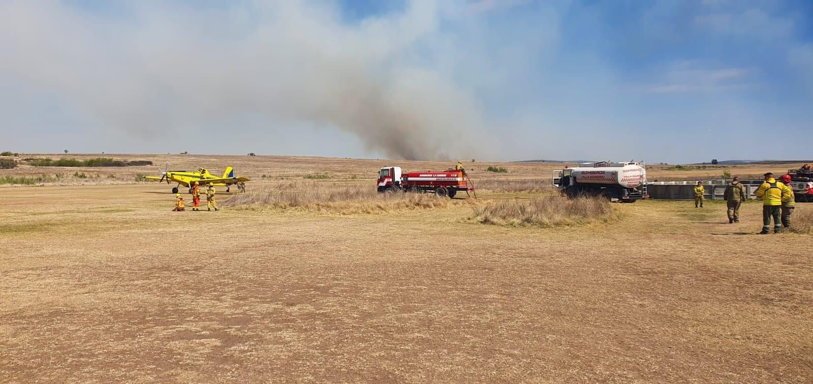 Sigue el combate del fuego en Cuchi Corral: Bomberos y aviones luchan para sofocar las llamas
