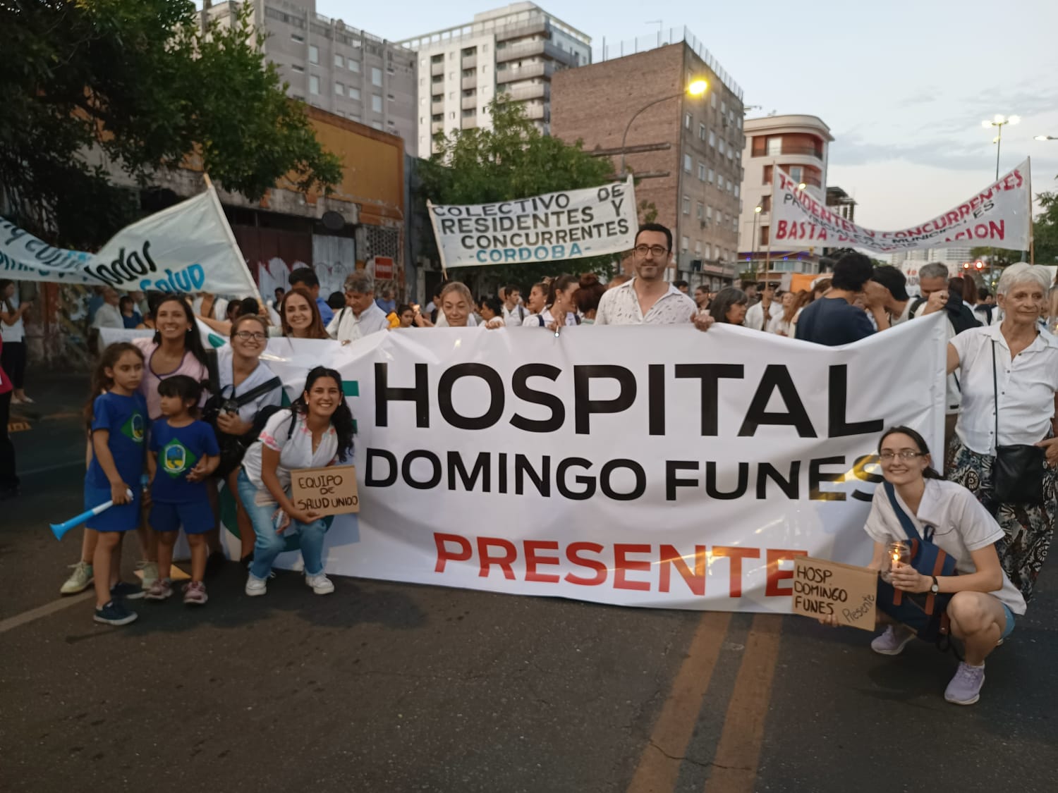 Multitudinario apoyo a los trabajadores del Hospital Domingo Funes que hoy continúan de paro