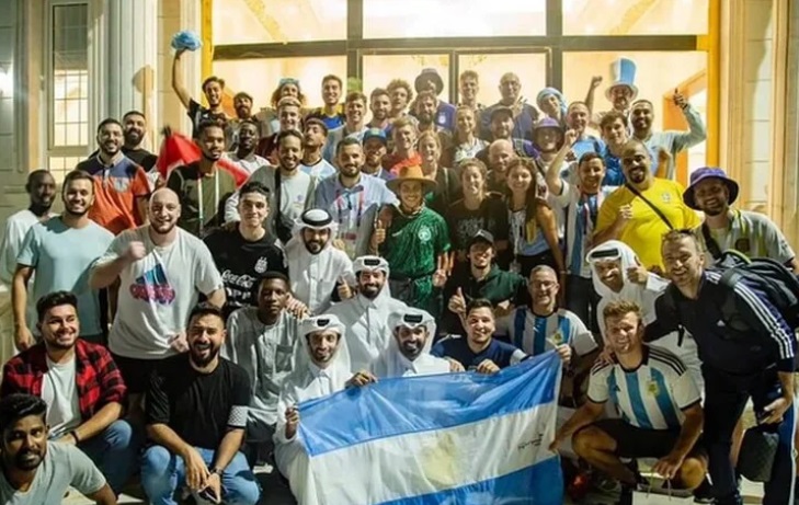 Jeque árabe, amigo de Messi, agasajó a argentinos con un banquete en su casa