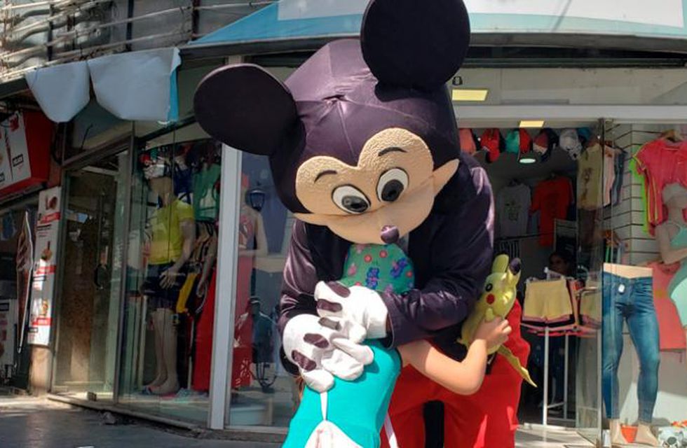 No se salva nadie: Hasta el Mickey de la Peatonal de Córdoba fue víctima de la inseguridad