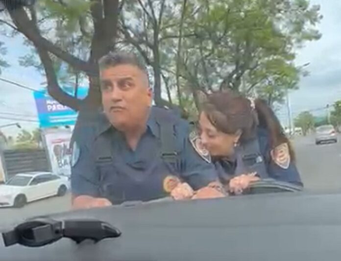 policias arrastrados