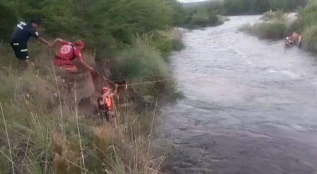 (Video) Así rescataron a una turista atrapada por la creciente del río Panaholma