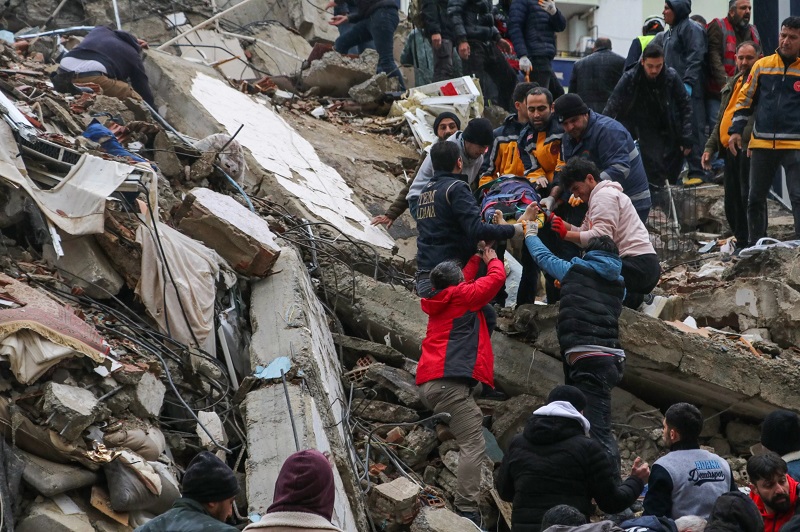 Más de 1.300 muertos por un devastador terremoto de 7,8 de magnitud en Turquía y Siria