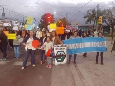 En plan de lucha por mejoras salariales, docentes manifestaron en Carlos Paz