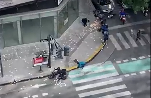 Lluvia de pesos: Un hombre forcejeó para evitar que le roben y volaron $7 millones-Video