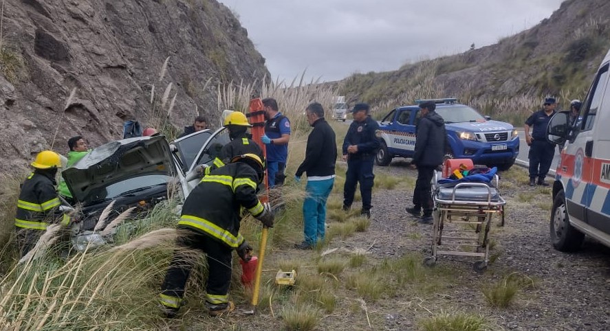 Dos heridos tras un fuerte choque en el Camino de las Altas Cumbres