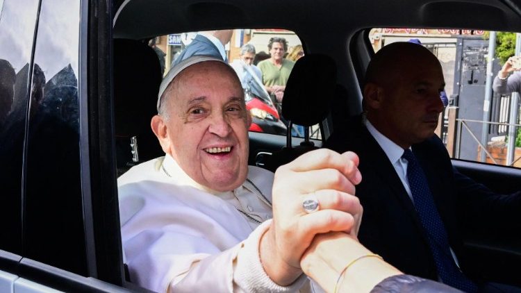 El Papa Francisco recibió el alta médica: “Aún estoy vivo”