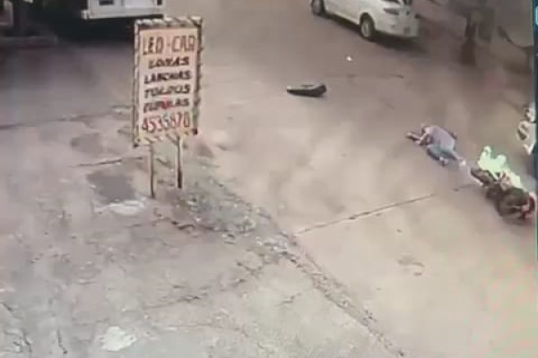 Chocó y salió despedida de su moto antes de que se incendiara (video)
