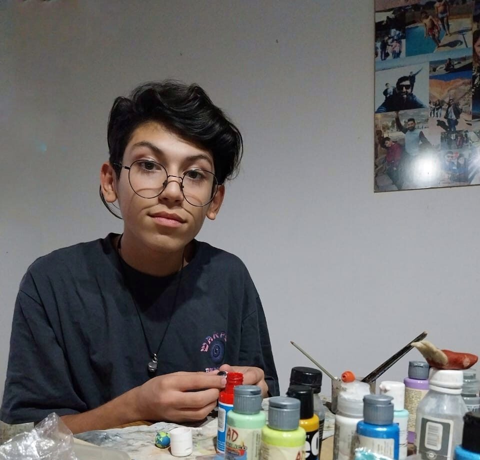 Rumbo a Italia desde Carlos Paz: Con 14 años crea y vende objetos de porcelana para costear su viaje de estudios