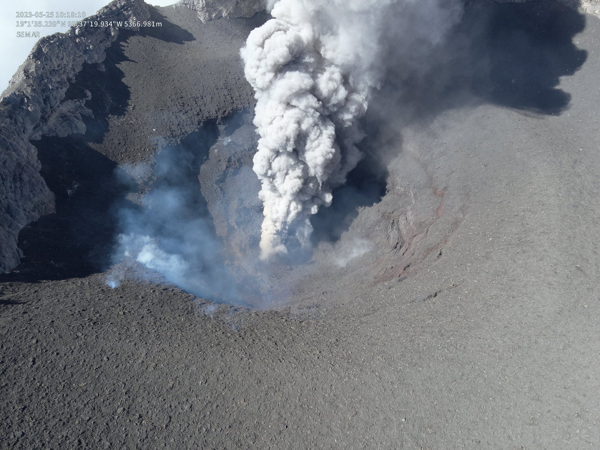 Drones captan impactantes imágenes de la erupción del volcán Popocatépetl