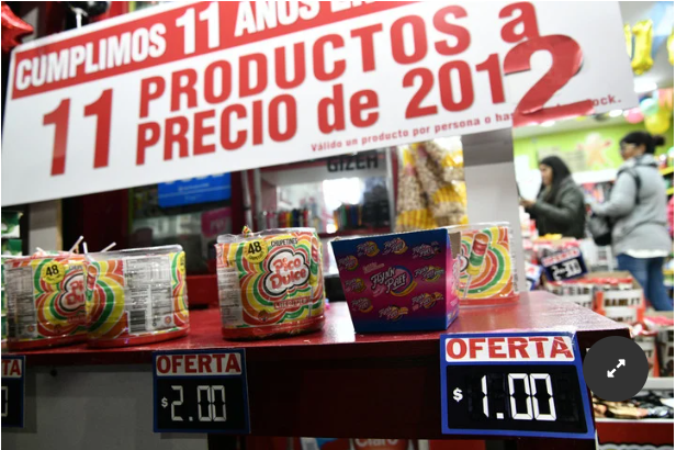 Locura por el festejo de un kiosquero que celebró el aniversario del negocio con precios de 2012