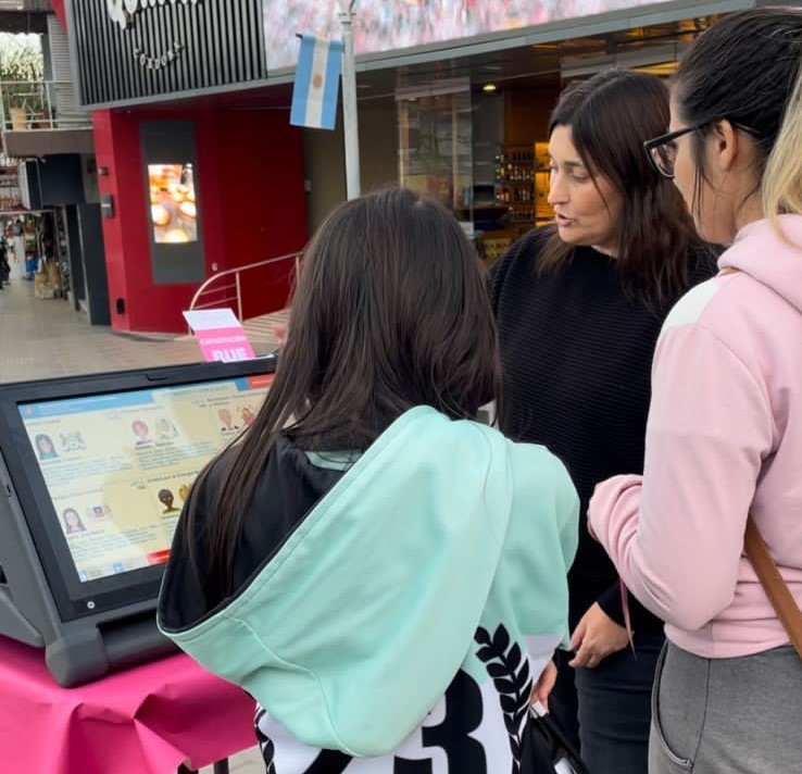 Mariana Caserio recorre la ciudad con máquinas de voto electrónico