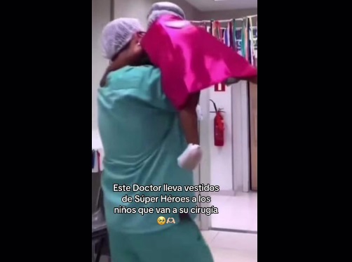 Con toda la fuerza: medico disfraza a los niños de superhéroes para entrar a cirugía