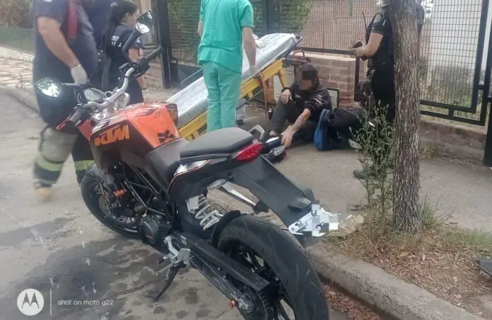 Choque entre utilitario y moto dejó una persona herida