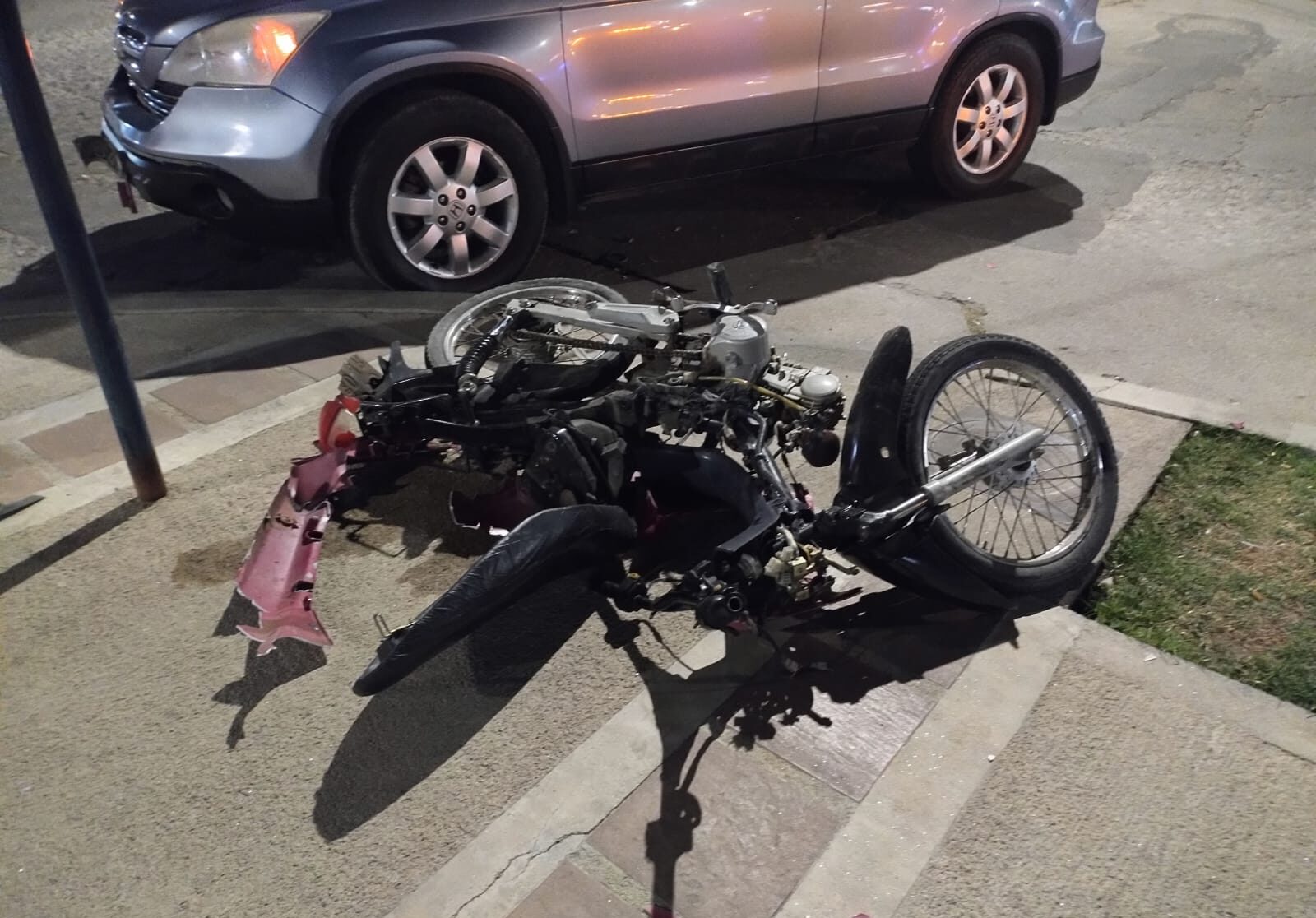 Carlos Paz: Un auto chocó a una moto que llevaba a una joven embarazada
