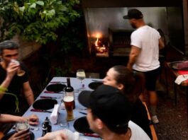 Buenos Aires: una cervecería al aire libre alquila parrillas para hacer tu propio asado