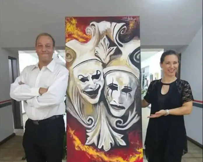 María Luz Stillo, artista plástica de Carlos Paz junto a su cuadro sobre el teatro