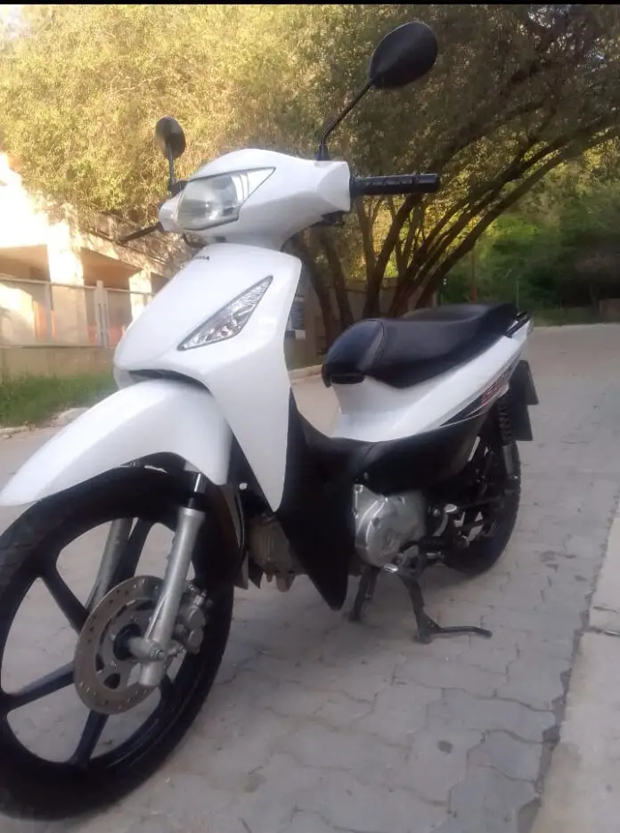 Moto robada en cost azul blanca