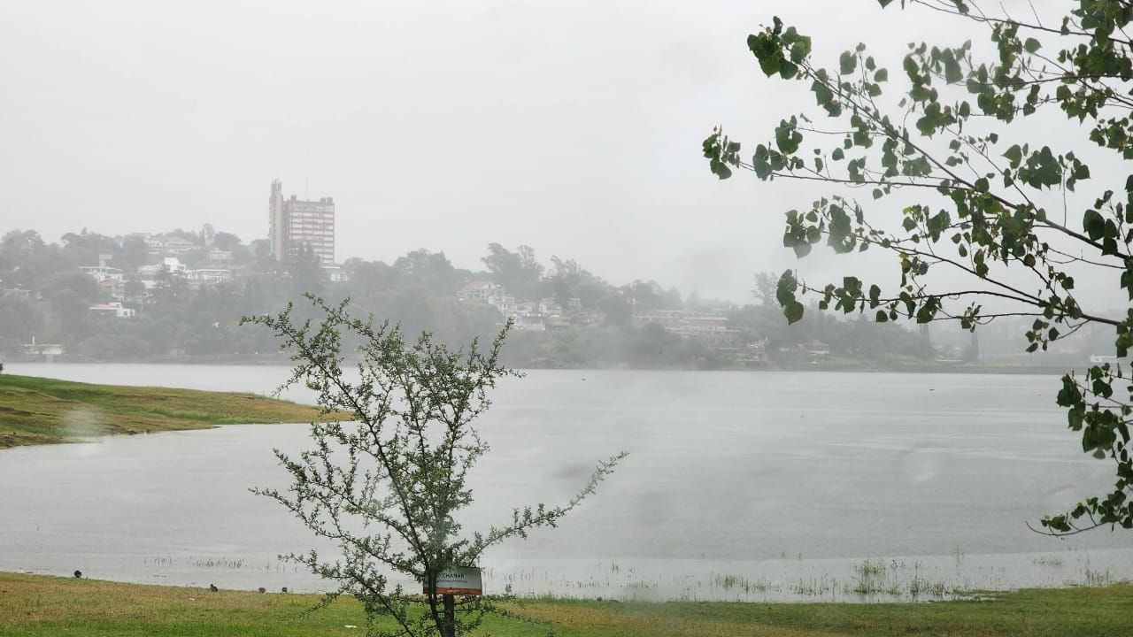 Domingo lluvioso en Carlos Paz: Cuánta agua cayó en la ciudad y las sierras