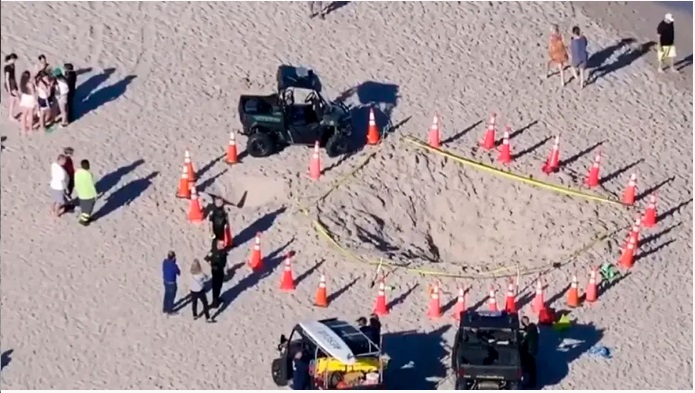 Horror en Florida: Una niña cavaba un pozo de arena en una playa y quedó atrapada